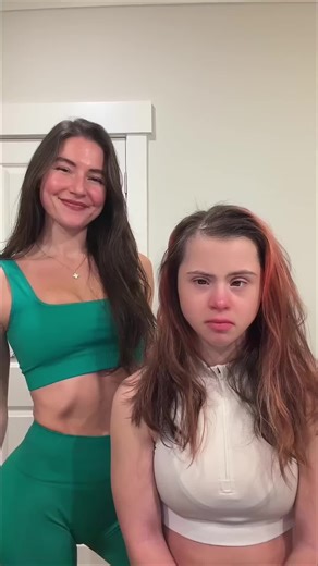 Schwester hilft, das Lächeln zurückzubringen