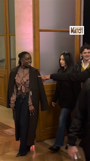 Les candidats de la Star Academy à l’avant-première de la quatrième saison de « La Chronique des Bridgerton » 👏 Léa, Sarah, Bastiaan, Ambre et Victor se sont montrés soudés alors qu’ils passaient sur le tapis (violet) de l’avant-première Netflix. Une rare sortie hors du Château, à quelques jours de la première demi-finale ! | Paris Match