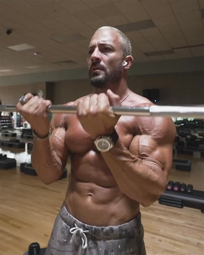 80K views · 2.8K reactions | Close grip, wide grip alternating curls. You want big biceps hit them from all the angles and buid some 3D muscle. | Garrott Coelho | Facebook