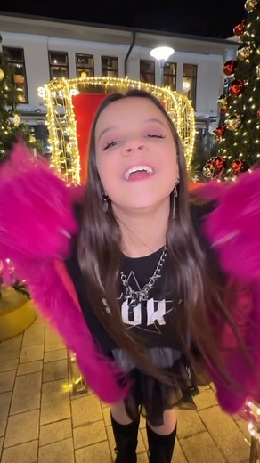 Maria Iankovskaia on Instagram: "С наступающим Новым Годом и с католическим Рождеством всех, кто его празднует❤️ Merry Christmas and Happy New Year ❤️ #сигмабой #sigmaboy #марияянковская #новыйгод #christmas"