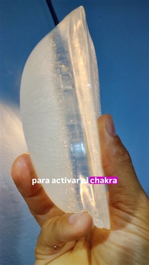 Jivriel on Instagram: "La realidad es manipulable. Y hackeable. De hecho, esto se usa todo el tiempo. Te la modifican con eso que tenés en la mano y estás mirando ahora mismo. La frecuencia de la pantalla es adictiva, y la información que muestra se imprime en vos. Y acá viene lo más loco… y lo que está volviendo loca a muchas personas. La mayoría de quienes llegan a nuestra comunidad sufren de falta de foco. ¿La causa? La cantidad de información distinta que consumen a diario en posteos y Reels