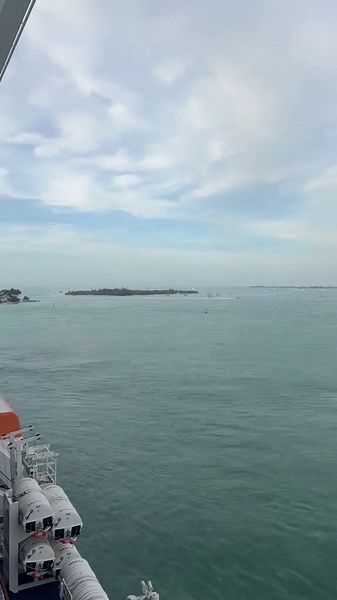 Take A Look At How This Cruise Ship Manoeuvres, Leaving Key West Cruise Port