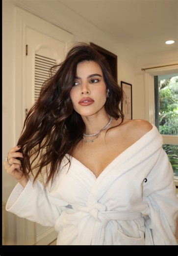 You asked — and here it is ✨ A step-by-step tutorial on how to create my signature texture. Perfect for any occasion, yes, even your end-of-year celebrations ✨ I hope you love it, try it, and make it your own. And of course, I couldn’t do it without my favorite products from @kerastase 🤍 Kérastase Partner • @kerastase_official #kerastaseusa