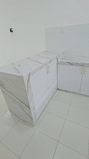 D'Marina, Kuantan, Pahang -Table top konkrit finishing tile 2'x 2' -Backsplash Tile 2'x 1' -Kabinet Block board 18mm finishing laminate HPL #tretop #tabletop #backsplash #kitchencabinets #PakarTableTopKabinet #Counterbar