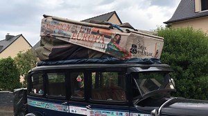 A bord de sa voiture de 1928, la famille Zapp ne passe pas inaperçue. Du désert d'Atacama aux terres Masaï en passant par la campagne bretonne, ces Argentins et leurs quatre enfants nés sur la route poursuivent un "rêve" de six mois qui dure depuis 18 ans. | Agence France-Presse