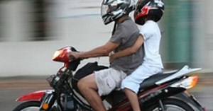 Guayaquil: Ordenanza prohíbe circulación de 2 hombres en 1 moto