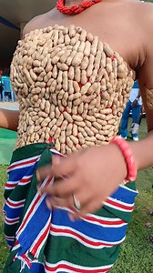 The whole of that top and the hand bag are made from original groundnut shells. That's because groundnut soup is the most popular soup in Cross River North. If you must marry a Northern Cross River man, please learn how to cook groundnut soup. #OgojaTraditionalFashionShow | Agba Jalingo
