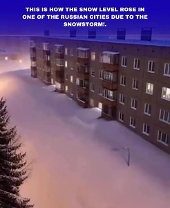A time-lapse video from a Russian city is gaining attention on social media, showing how quickly snow levels increased during a recent snowstorm. The footage begins with light snowfall, but as the hours pass, the snow steadily accumulates. Cars gradually become covered, streets turn completely white, and entrances to buildings are surrounded by thick layers of snow. The transformation captured in the video highlights how rapidly winter conditions can change. In cities such as Moscow, Saint Peter