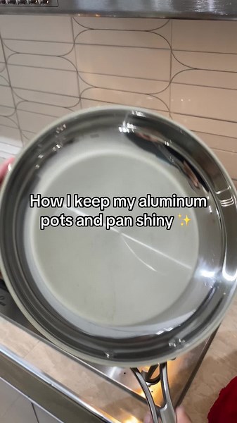 This is how I keep my aluminum pots and pan shiny ✨ watch till the end to see before and after #aluminumpan #kitchenhacks #howtoclean #kitchentips