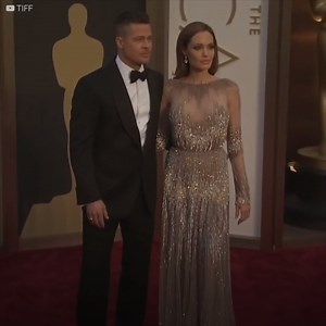 2.9M views · 7.7K reactions | Angelina Jolie telah difoto sedang mengunjungi rumah mantan suaminya. Meskipun sang aktris harus menjalani masa-masa sulit dan menerima putusan keadilan untuk berbagi hak asuh anak-anaknya dengan Brad Pitt. Dia telah memutuskan untuk mengingat masa lalu dan menghabiskan satu malam dengan mantan cintanya. | Ikon | Facebook