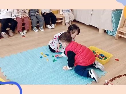 《玩具分类》活动目标：1.学会按物品归类，知道玩好玩具要把玩具分类收。2.养成收拾玩具的好习惯。3.乐意与同伴共同努力把玩具分类摆放好。#幼儿园的小可爱 #今日份快乐 #早教