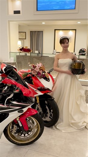 ぽにょ on Instagram: ". ((🤍🖤))) #バイク #motogirl #結婚式 #花嫁 #タキシード#バイクドレス"