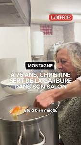 "Je fais tout, toute seule !" À 76 ans, Christine sert sa garbure, une potée de légumes traditionnelle des Pyrénées, dans son salon qu'elle a transformé en restaurant-musée. Elle a eu cette idée quelques semaines après sa retraite, car elle n'imaginait vraiment pas s'arrêter de travailler. | La Dépêche du Midi