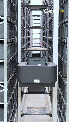 Reaching new heights in automation. #Geekplus #WarehouseAutomation #robot
