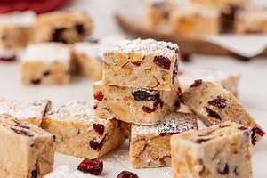 This Snowflake Crisp Is the Easiest Holiday Treat I Make Every Year