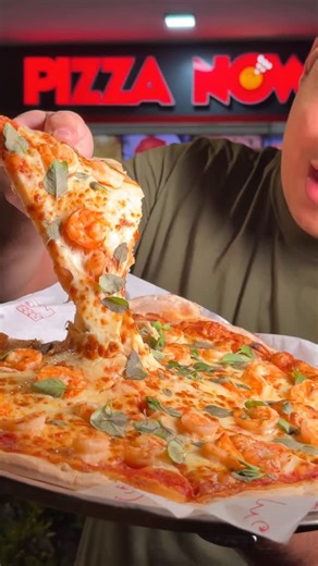 Compartilhando dica boa em João Pessoa-PB on Instagram: "Verão tá on… e a Pizza Now também 🍕☀️ Viemos na Pizza Now do GET Mall, o point do verão, pra conhecer as novidades do cardápio. O padrão continua impecável: massa fininha, fermentação lenta, mussarela argentina e aquele toque especial que faz toda a diferença. 🍕 Provolone com Bacon: sabor marcante, super equilibrado e leve do começo ao fim. 🍤 Camarão Mediterrâneo: leve, bem temperada e sofisticada na medida certa. 🍓 Cheesecake de Moran