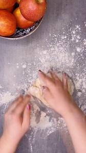 30K views · 183 reactions | Almás tekercs – isteniiiii!!!! Hozzávalók: 30 dkg finomliszt kb. 1,5 dl Magyar Tej 2 ek. olvasztott Magyar Vaj 1 db tojás 1 dkg élesztő 2 ek. cukor 1 csipet só 1 csipet fahéj A töltelékhez: 2-3 db alma 2 ek. barnacukor 1 csipet fahéj 1 dkg Magyar Vaj A tetejére: 1 db tojás vágott mandula sütési hőfok: 175 fok #szponzoralttartalom #alfölditej #magyartej | Egy.hu | Facebook