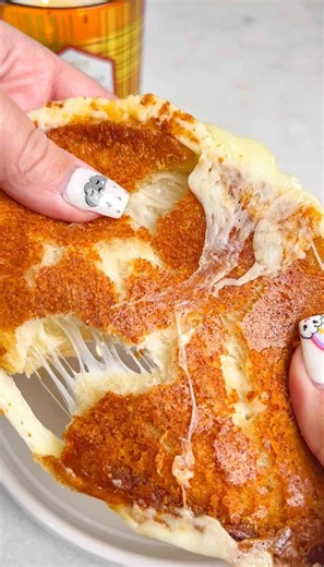 Starbucks Grilled Cheese https://badbatchbaking.com/copycat-starbucks-grilled-cheese/ #starbucks #grilledcheese #easymealideas #worklunchideas #recipereel | Bad Batch Baking by Mallory Austin