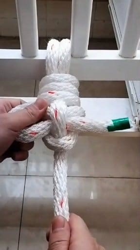 How to tie a slipper knot around a pole | Designer Teams
