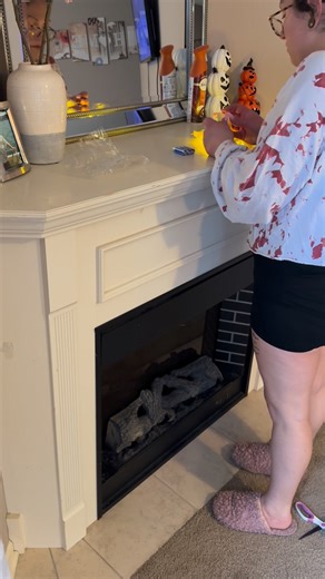 4 comments | Cleaning my living room and putting up some fall decor  #fallvibes #fallszn #fblifestylechallenge #moms #mommylife | Kaycee Rugan | Facebook