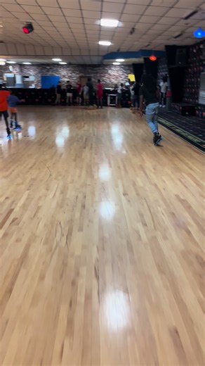 Jumping over people crazy @Livvy Liv @kaylaa . 🍃 @Gray #jumping #turnaround #skate #rollerskates #fyppoppppppppppppppppppppppp