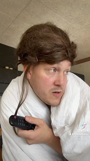 Niklas Daniel Patrick Jakobsen on Instagram: "Spillet du kun kan tabe ☠️ Wrong answers only ❌ #sjov #humor #reels #sketch #relatable #parodi #parforhold #comedy #wronganswersonly #skuespiller #parody #sjovt"