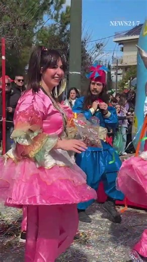 Εκατοντάδες μασκαράδες, κέφι και χορός στου Ρέντη| NEWS 24/7