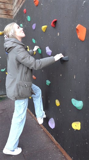 Smerige klimmuur bij een plantencentrum in Zaandam. We kwamen spontaan langs en het leek mij leuk om daar even te klimmen. Maar super smerig. Ik zou gewoon die hoek afsluiten voor publiek! @bobbileemarijs @tuincentrumovervechtzaandam_ @tuincentrumovervecht_hoorn #klimmuur #planten #plantencentrum #zaandam #smerig | Papa Marijs