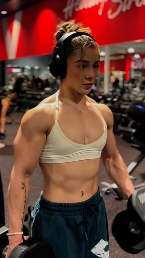Ruby Rivera on Instagram: "Feeling a little swole during my bulk 😮‍💨 JAN 15th drop 🔥@youngla @younglaforher RIVERA #gymgirl #gym #gymmotivation #lift #liftheavy #lifting #fit #fitness #muscle #musclemommy #bulk #cut #lean"
