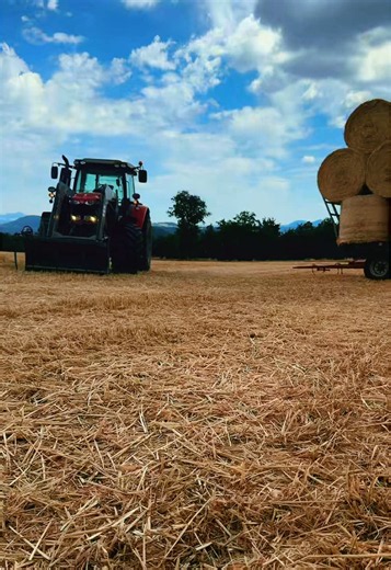 Début de la paille 2026 – tracteur Massey Ferguson en action