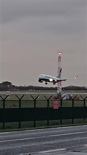 Ryanair Boeing 737 Max 8-200 FR152 LBA-DUB #shorts #planespotting ‪@RyanairBrzl‬ ‪@Boeing‬ #737max