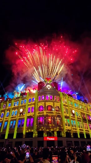 bradesco on Instagram: "Nada como música, luz, projeções e muita emoção para manter os 35 anos de tradição natalina no centro de Curitiba! O espetáculo de Natal do Bradesco no Palácio Avenida já faz parte da memória afetiva da cidade e, ano após ano, reforça a cultura e encontro entre gerações. Promovido pelo Bradesco, o evento transformou o Palácio Avenida em um grande palco a céu aberto, como um verdadeiro símbolo que celebra o fim de ano e mobiliza toda a comunidade. Foi incrível e você pode 