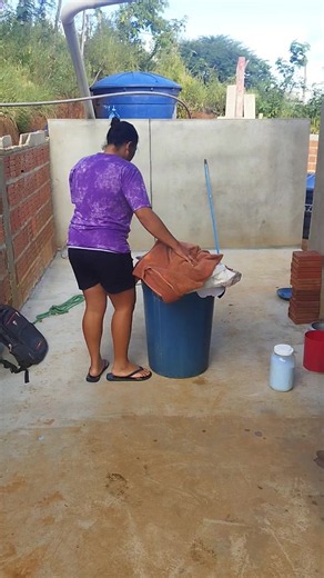 Lavando roupas: rotina simples de dona de casa