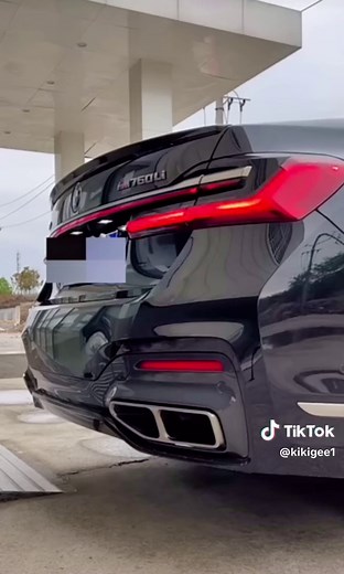 Exploring the BMW M760Li xDrive V12 6.6 Tech