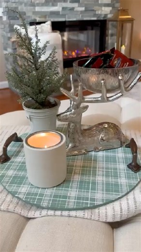 Serve all your festive treats on this DIY tray! 🍴📸: The Magnolia Mercantile #chalk #chalkcouture #DIYhomedecor #homedecor #DIY #craft #stencil #holidaycrafts #holidayhosting #christmasinspiration | Chalk Couture