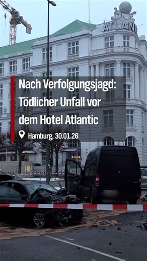 Bei einem schweren Verkehrsunfall vor dem Hotel Atlantic in Hamburg sind am frühen Morgen drei Menschen verletzt worden. Nach Angaben der Polizei war ein Autofahrer zuvor vor einer Verkehrskontrolle geflüchtet und dabei in den Gegenverkehr geraten. Warum der Fahrer flüchtete, ist noch unklar. Nach Informationen von NDR 90,3 könnte es sich bei dem Fluchtwagen um ein sogenanntes Drogentaxi gehandelt haben. Die Polizei ermittelt. ___ https://www.ndr.de/nachrichten/hamburg/nach-verfolgungsjagd-schwe