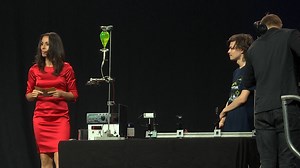 Viele Schüler werden das Fach Physik vielleicht nicht wirklich als "Highlight" ihres Tages sehen. Aber es muss nicht trocken oder theoretisch sein. Bei Highlights der Physik gibt es viele Interessante Dinge zu erleben. Highlights der Physik in Regensburg | TVA - Fernsehen für Ostbayern