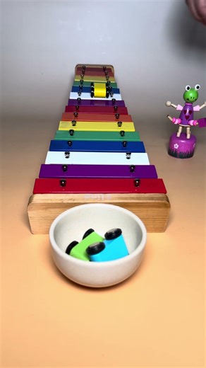 Color Cars & Balls on Metal Keys 🌈🎶