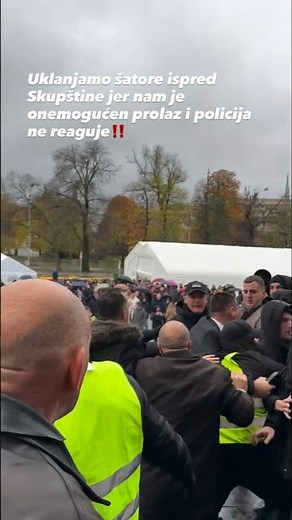 Chaos in front of the PARLIAMENT (getting bigger 🎪 and less funny)...