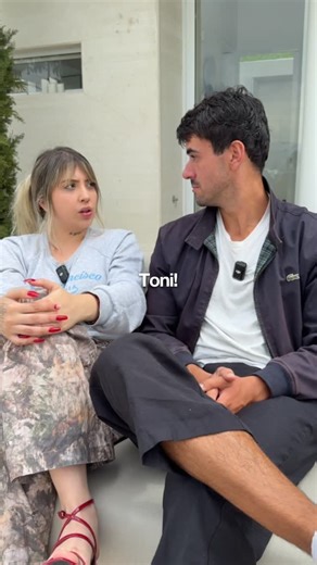 Toni Iglesias Metabólico on Instagram: "¿Gimnasio o Aire Libre? Mi respuesta definitiva. ☀️🚶‍♂️ Muchos creen que para estar sanos tienen que encerrarse una hora a levantar pesas. Y aunque el gimnasio ayuda a construir músculo, no se compara con el poder de la luz solar. En este video te explico por qué insisto tanto en Caminar al Sol: Es el interruptor de tu salud: Activa tus defensas, fortalece tus huesos y mejora tu ánimo. Es metabólico: Te ayuda a quemar grasa y a tener energía real durante