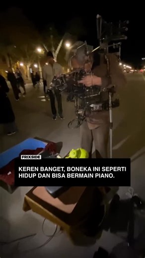 FRIXSIDE on Instagram: "Seorang seniman mengubah piano menjadi panggung kecil yang hidup di Barcelona, di mana boneka yang digerakkan dengan benang seolah memiliki jiwa sendiri saat menekan tuts dan menyatu dengan alunan nada yang dihasilkan. Perpaduan presisi, kreativitas, dan imajinasi membuat pertunjukan ini terasa magis dengan cara yang tetap elegan. Puppet string piano bukan sekadar permainan musik, melainkan sebuah pengalaman visual dan artistik yang unik serta jarang ditemui. What do you 