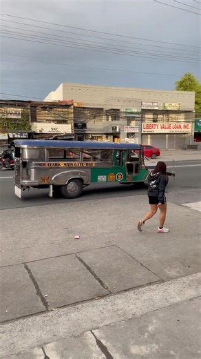 🛺 Why Are Jeepneys Still Everywhere in the Philippines? 🇵🇭
