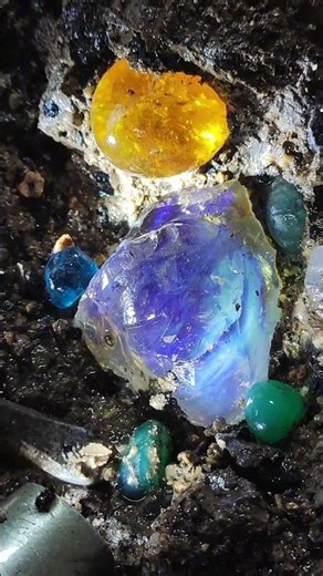 Crystal hunting in forgotten mines: The ultimate guide。Rainbow Beach's Crystal Secrets
