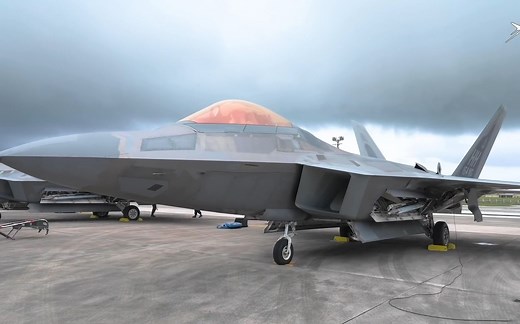F-22地面整备，内置式弹舱近距离展示_哔哩哔哩_bilibili