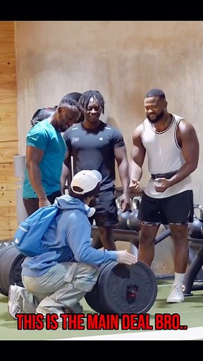 Why does everyone use fake weights?😅 #anatoly #gym #prank | Anatoly