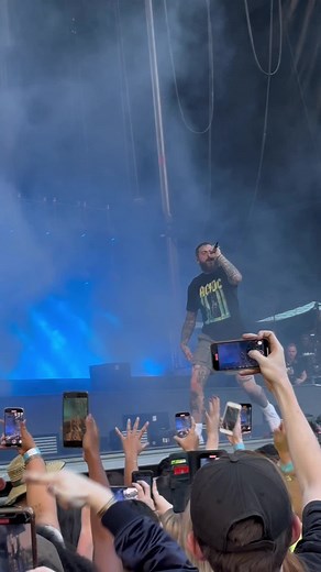 Post Malone Performance in Sydney - AC/DC Mashup by Caytln Calvert