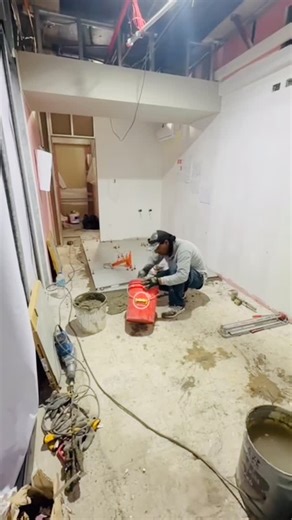 Vinsa Constructora on Instagram: "✨ ¡Seguimos construyendo espacios que destacan! ✨ Hoy te mostramos nuestro último trabajo ejecutado en Mall Espacio Urbano 15 Norte – Viña del Mar, donde transformamos un espacio comercial con terminaciones impecables y un acabado profesional. 💼 Tu negocio merece verse así de bien. Nos especializamos en habilitaciones comerciales para que tus clientes vivan una mejor experiencia. ✔️ Trabajo rápido ✔️ Calidad garantizada ✔️ Terminaciones de nivel retail 📲 ¡Soli