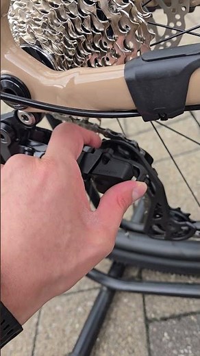 SHIMANO GRX - How to turn ON your clutch 🤔🔥 #mtb #roadbike #gravel #howto#clutch #shimano #grx
