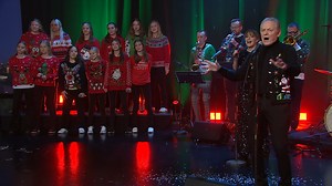 Hinn ástsæli Þórhallur Sigurðsson, betur þekktur sem Laddi, hringdi jólaskapið inn í Vikunni með Gísla Marteini með splunkunýju jólagi, Dingaling. Það leið ekki á löngu þar til byrjaði að snjóa í Efstaleitinu og þá var ekki annað hægt en að telja í jólasmellinn sem við þekkjum flest, ef ekki öll. Fylgist með! | RÚV