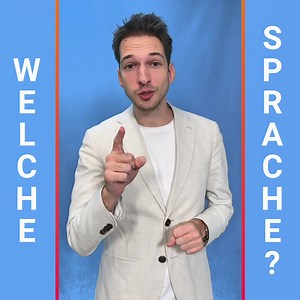 Nanu? Nicht erschrecken, wir erwarten nicht dass ihr versteht was der Moderator im Video sagt, aber könnt ihr die Sprache erraten 🤓🤔? Und genauso wird es heute ablaufen in unserem LIVE-Monatsfinale! 🙌 Erratet die 12 Sprachen in der Live-Show und gewinnt! Im Pott warten sage und schreibe 1000 Euro! 🇩🇰🇮🇹🇫🇮🇨🇳🇷🇺 | Quizduell